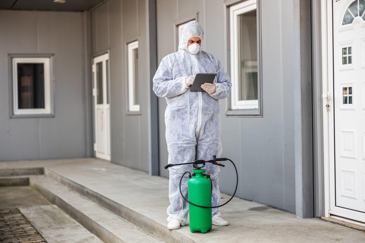 Pest control technician inspecting residential property – PC Los Angeles